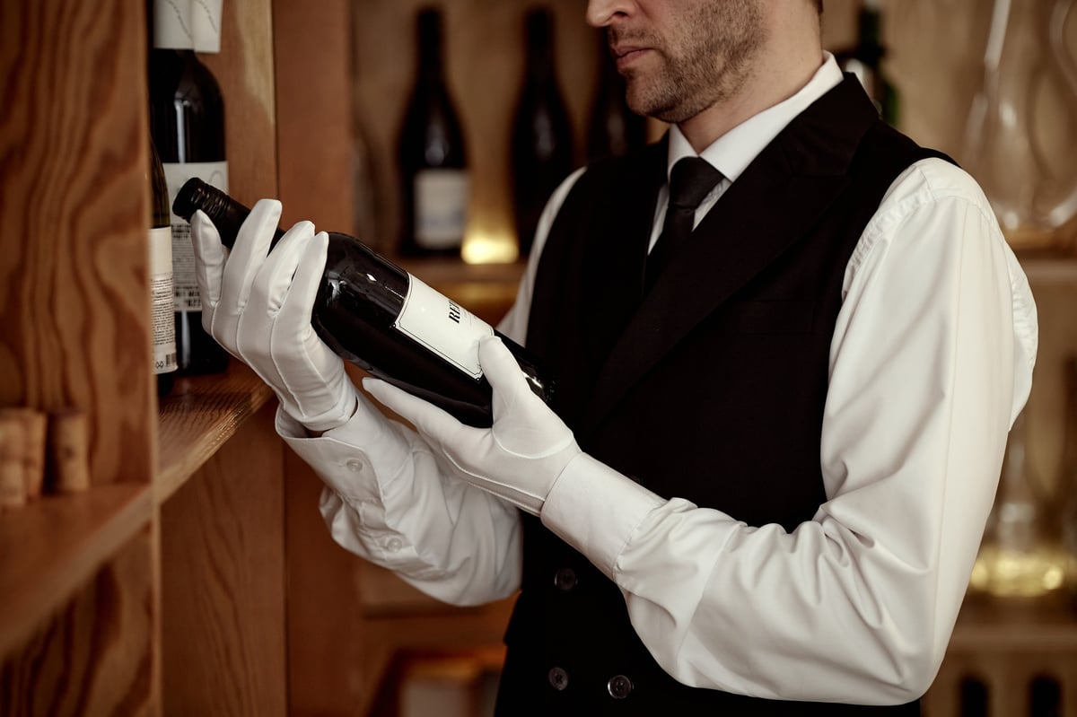 Experto en vinos examina botella
